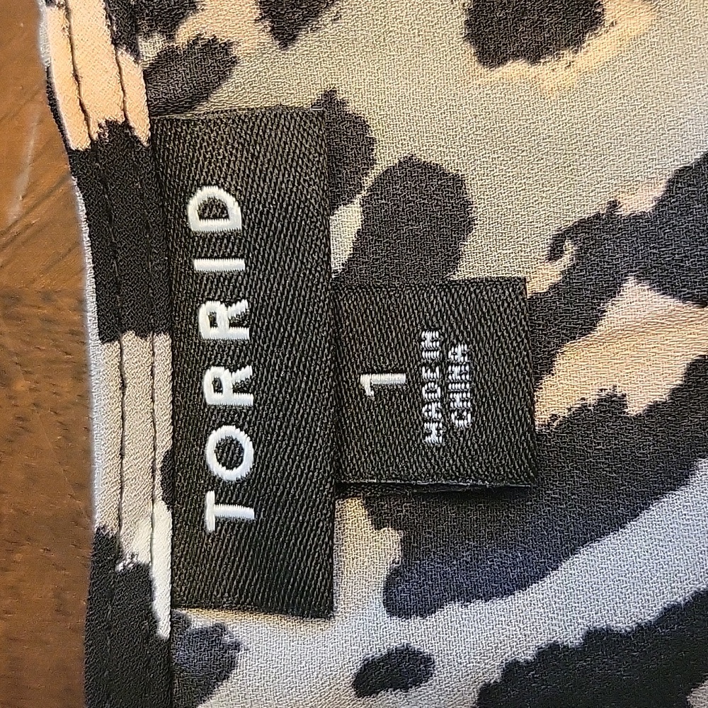 Torrid Size 1 Women's Leopard Print Wrap Top - Picture 7 of 9